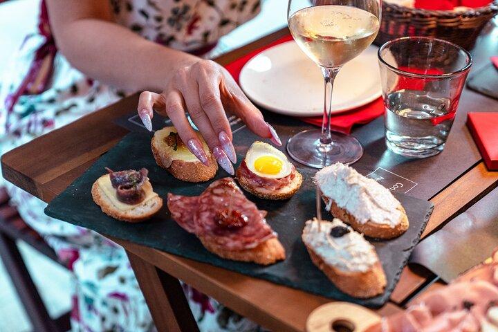 Venice: Jewish Ghetto Private Bacari Tour with Cichetti & Drinks