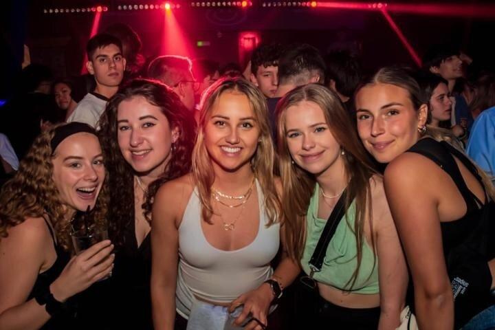3 Bars Pub Crawl + VIP Club Entree & 3 Gratis Shots