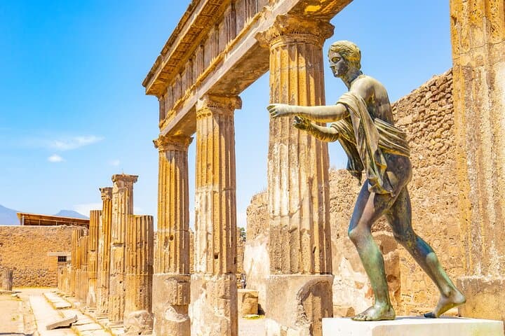 Private Transfer: Naples to Sorrento, 2h in Vesuvius or Pompeii