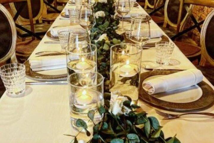 Jantar com vinhos e pratos típicos em uma caverna secreta em Siena