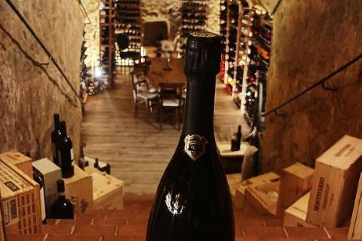 Jantar com vinhos e pratos típicos em uma caverna secreta em Siena
