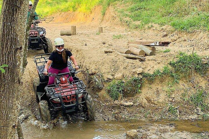 ロアタンオリジナルのATV-n-Dip: ATV & ウェストベイ・ビーチ・エクスペリエンス