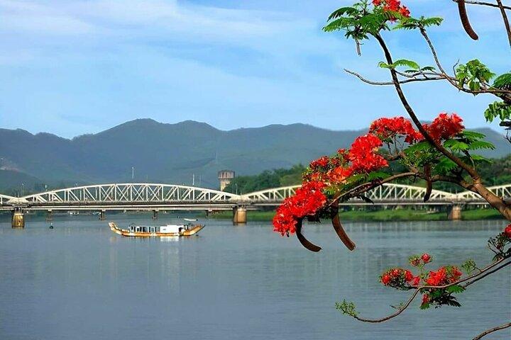 Hue Private Tradictional Dragon Boat (Cruise) Imperial van Herinneringen