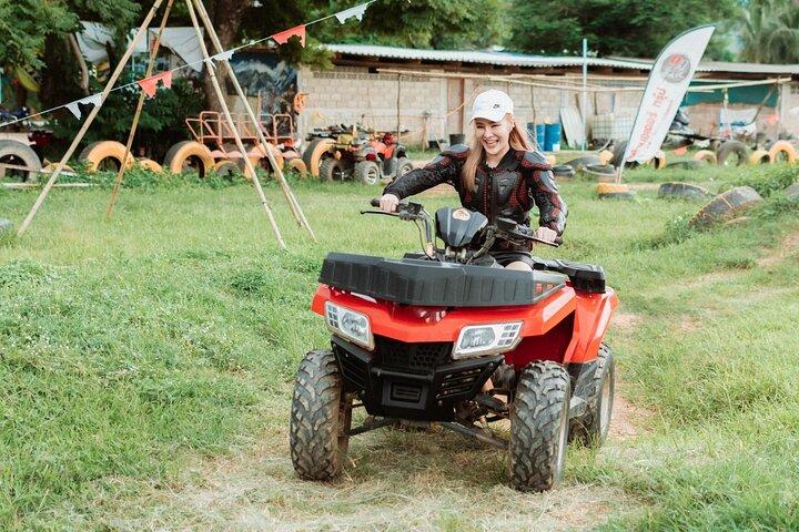 チェンライのシーニックビューATVツアーとパイナップル農園訪問