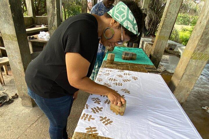 Batik Making, Kente Weberei und Kunstzentrum Kulturmarkt