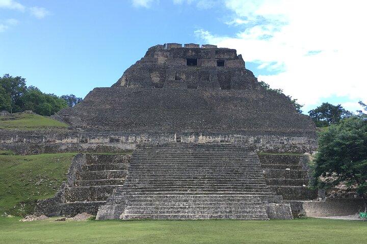 Xunantunich Maya-templer og hulerør-paradis