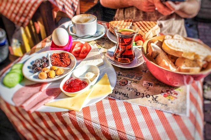 2 つの大陸のトルコの味: ヨーロッパのイスタンブールからアジアのカドゥキョイまで