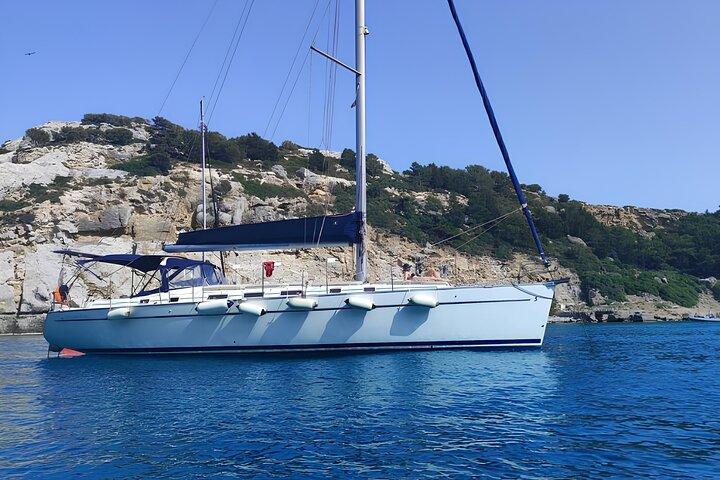5 hour Cruises Blue Lagoon and Sea Caves daily at 0930