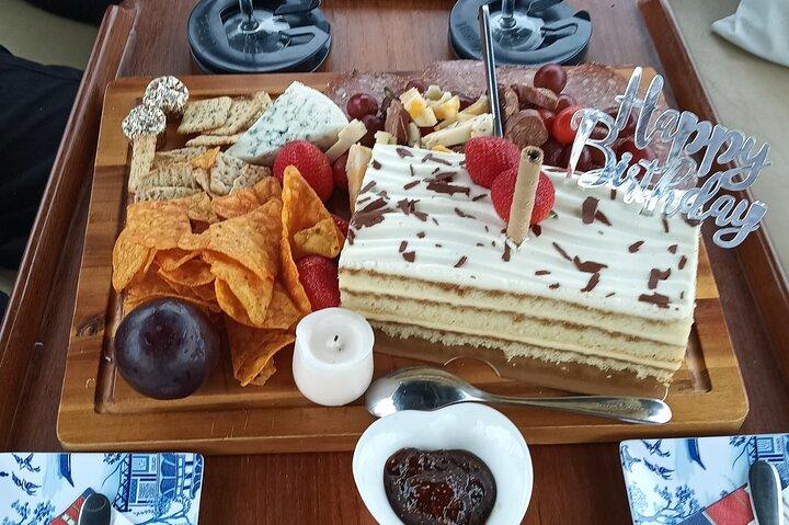 1.5hr Romántico-Sorpresa Cena-Vino y Queso o crucero en barco de sushi