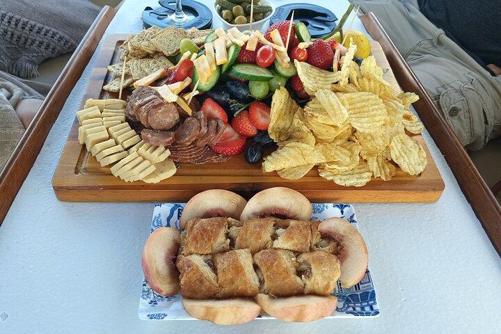 1.5hr Romántico-Sorpresa Cena-Vino y Queso o crucero en barco de sushi