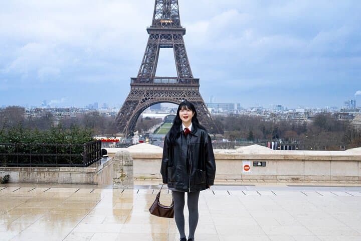 Exclusive Eiffel Tower Photo shoot - Chic & Timeless