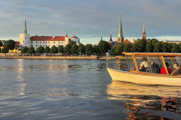 Riga Canal en Daugava River Sunset Boat Cruise