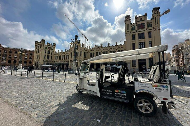 Valencia: Visit the Historic Center of Valencia in Tuk Tuk