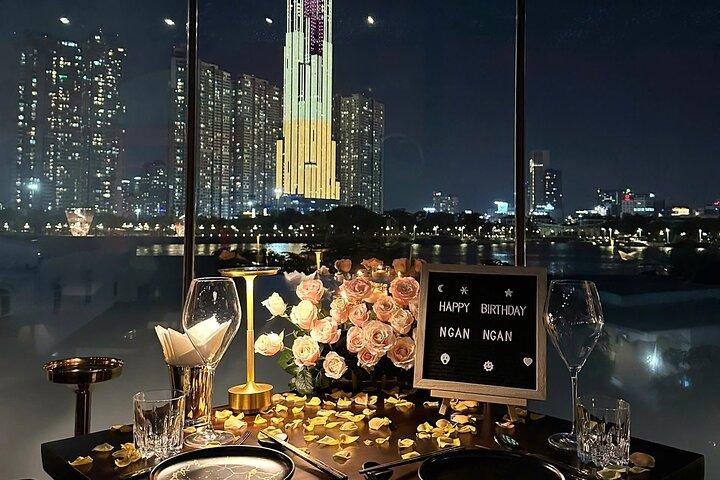 Romantische Flitterwochen Dinner Tour mit Sightseeing Cruise On River