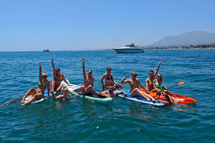 Marbella: catamarano privato con bevande e snack