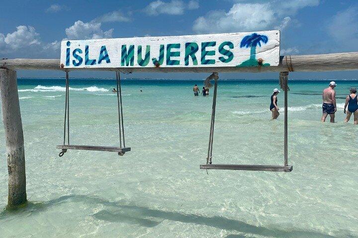 Isla Mujeres på lyxkatamaran med snorkel, öppen bar och lunch