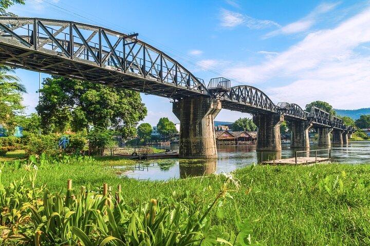 Von Bangkok: Kanchanaburi, Todesbahn, Fluss Kwai, Wasserfall
