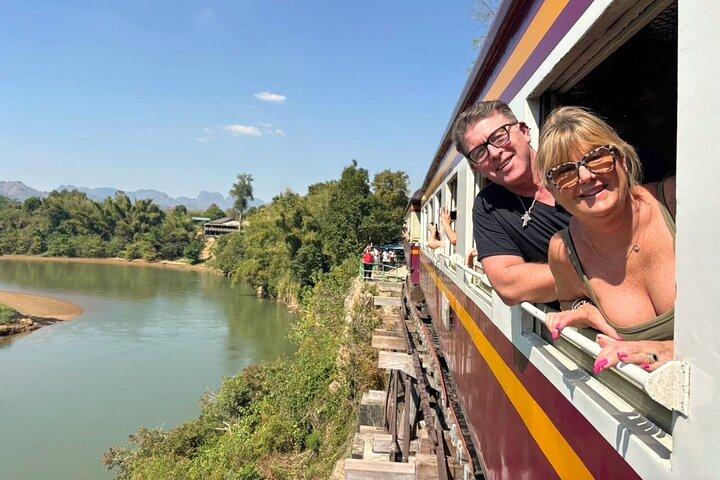 Von Bangkok: Kanchanaburi, Todesbahn, Fluss Kwai, Wasserfall