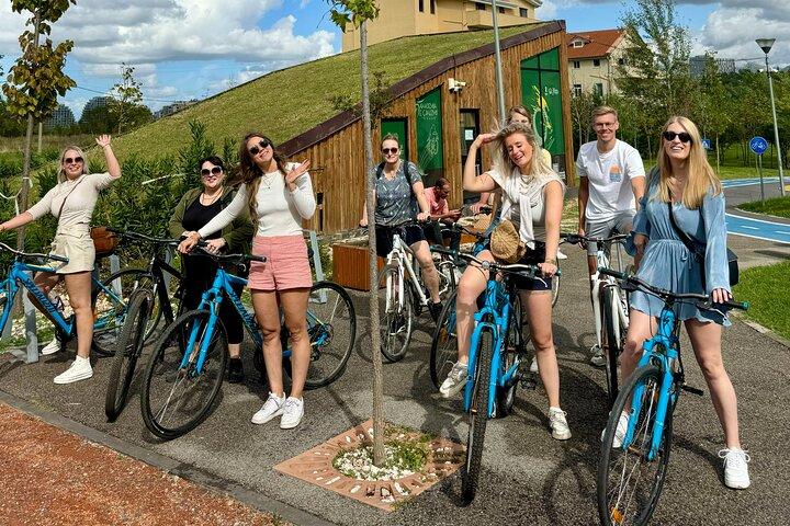 Fototapet av Tirana Cykeltur: Hållplatser för gatukonst, kultur och fotografi