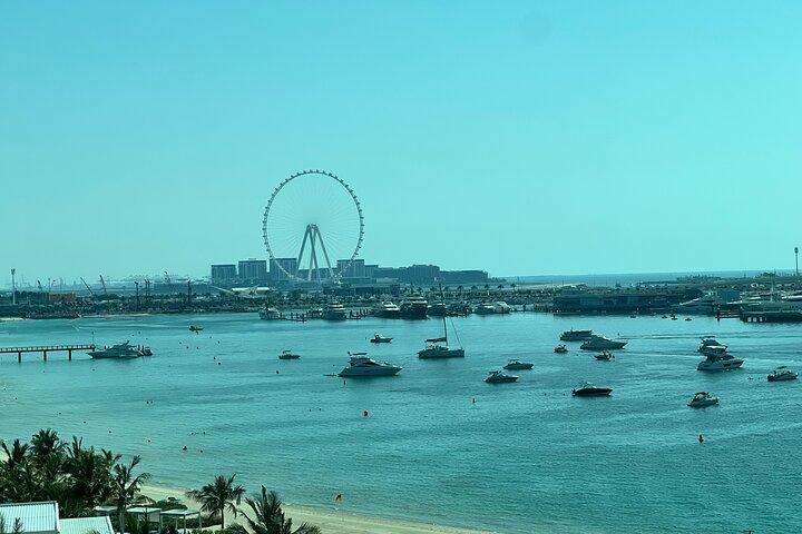 Dubai Stadtrundfahrt Die Aussicht am Palmeneingang inklusive