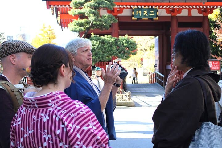 Tokyo: Asakusa Walking Tour with Japanese Comedian