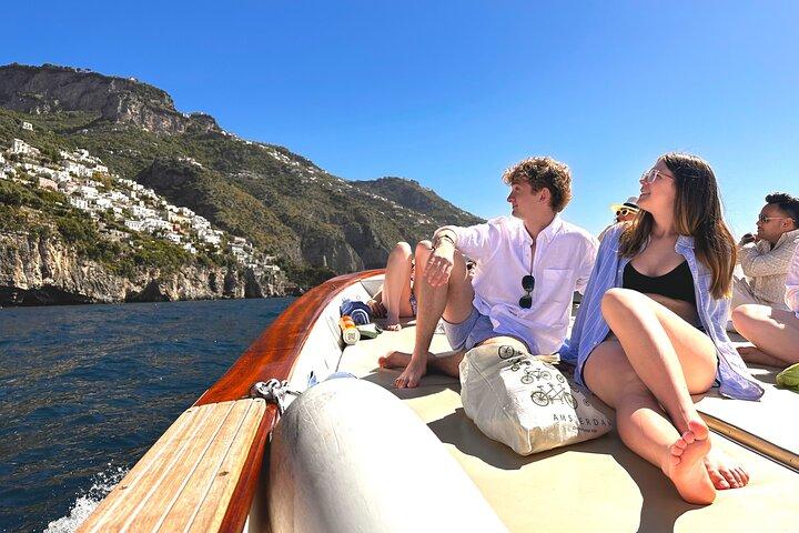 Positano: Excursão de barco em grupo pequeno com natação e bebidas