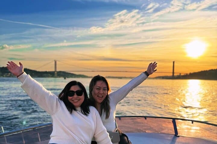 Luxury Istanbul Bosphorus Sunset Yacht Tour With Drinks & Snacks
