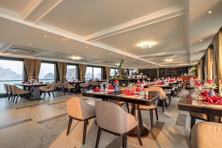 Hanoi : 2 - Day Luxury Cruise Lan Ha Bay med balkon