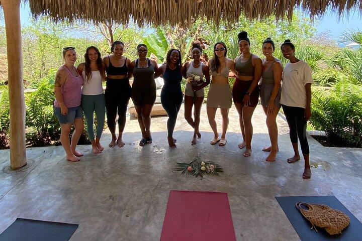 Clase de yoga grupal con Wanderlust Sayulita
