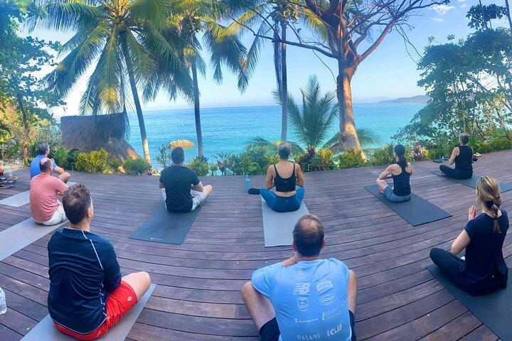 Clase de yoga grupal con Wanderlust Sayulita
