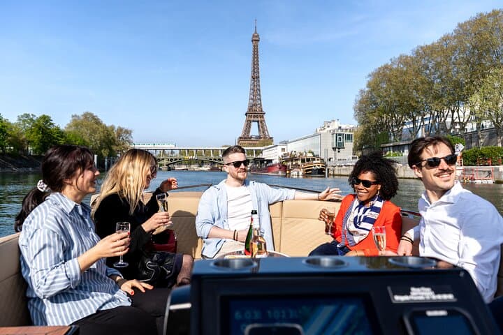 2-6 pax Private River Boat Tour in Paris with Rosé and Macarons