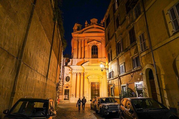 Rome's Dark Side : Fantasmas, Escándalos y Criptas - Tour en Grupo Pequeño