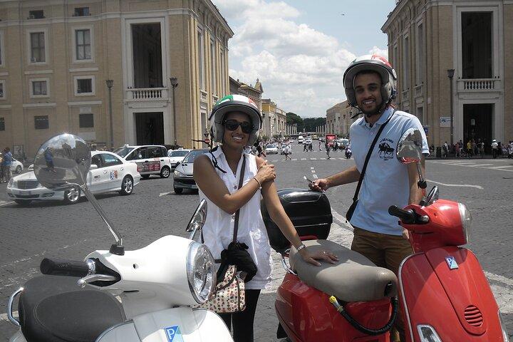 Roma sobre ruedas : Experimenta la Ciudad con un Tour Vespa