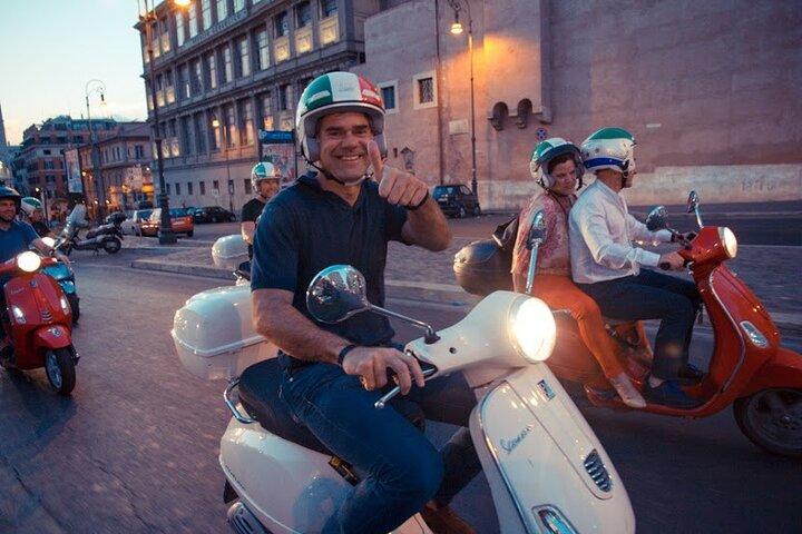 Roma sobre ruedas : Experimenta la Ciudad con un Tour Vespa