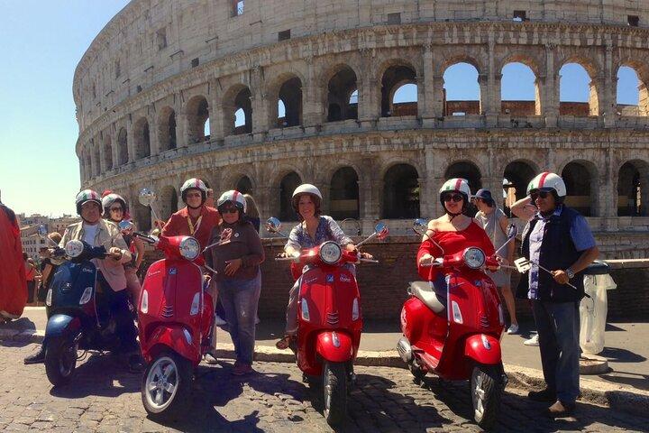 Roma sobre ruedas : Experimenta la Ciudad con un Tour Vespa
