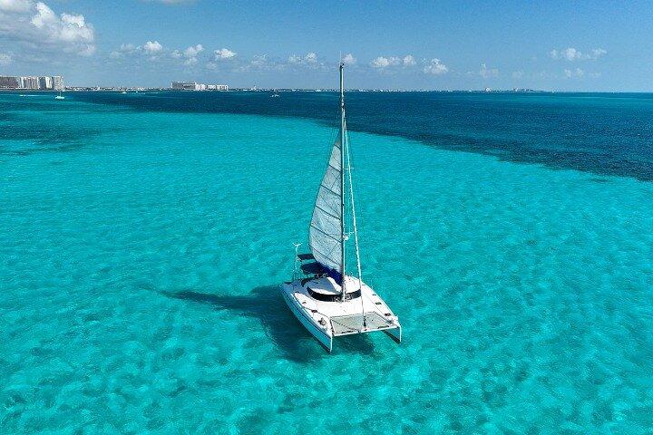 Isla Mujeres katamarantur med snorkling, åben bar og buffet