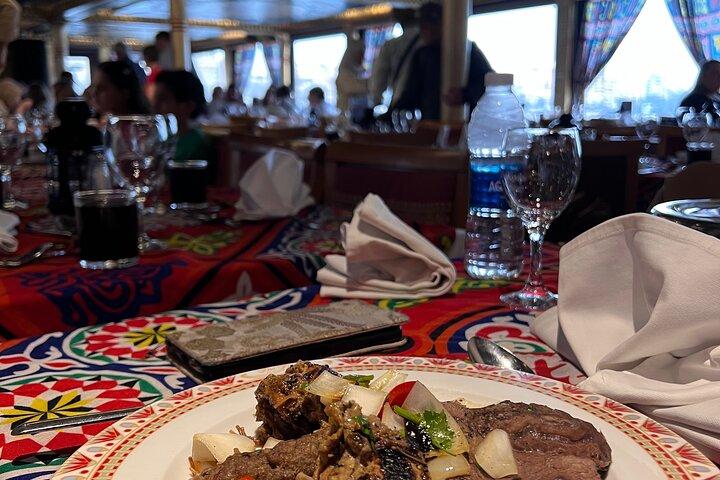 Una lussuosa cena al Cairo Night Nile Cruise