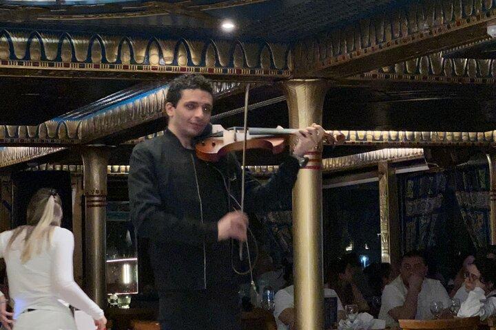 Una lussuosa cena al Cairo Night Nile Cruise
