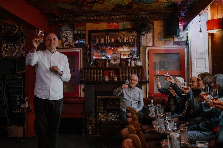 Edinburgh: Whiskyprovning med berättande i en historisk pub