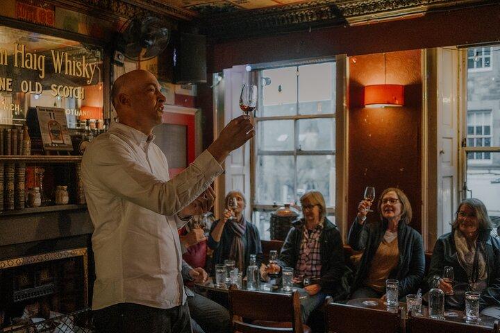 Edinburgh: Whiskyprovning med berättande i en historisk pub
