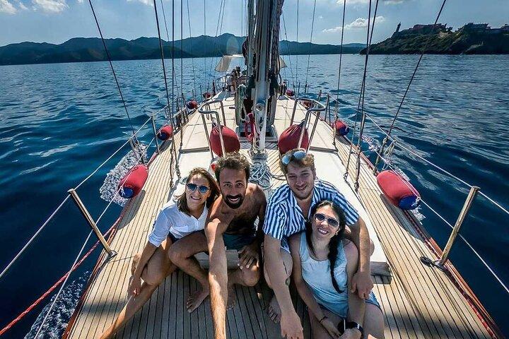 Passeio de barco no Secche della Meloria com aperitivo e almoço