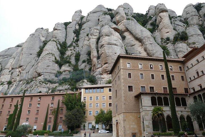 Halbtägige geführte Besichtigung von Montserrat & Sagrada Familia