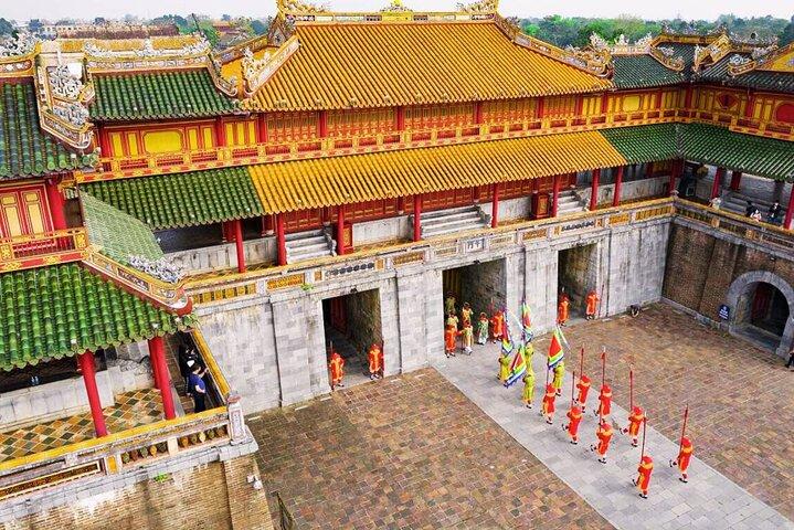 Visita à cidade de Hue em Cidade Imperial, túmulos e pagoda
