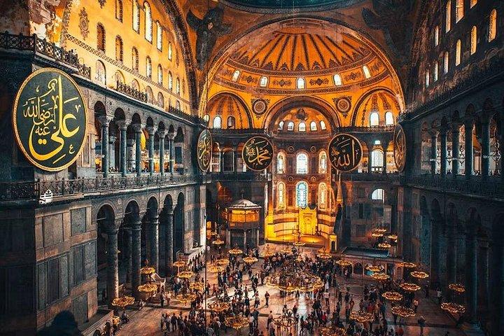 Discover Istanbul Walking Tour in Spanish