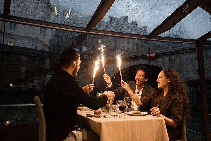 Bateaux Mouches® 大晦日パリ特別ディナークルーズ