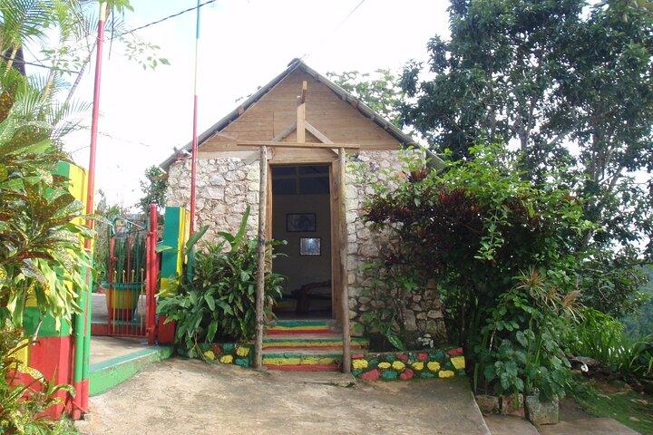 Bob Marley Nine Miles, visites et arrêt de nourriture et de fruits locaux