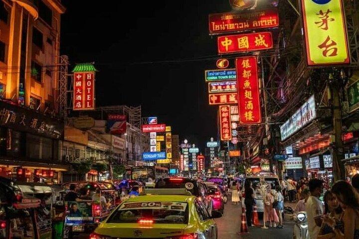 Tour gastronomico serale di Bangkok con degustazione di Songwad Street