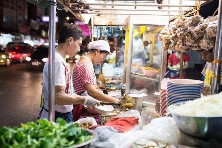 Tour gastronomico serale di Bangkok con degustazione di Songwad Street