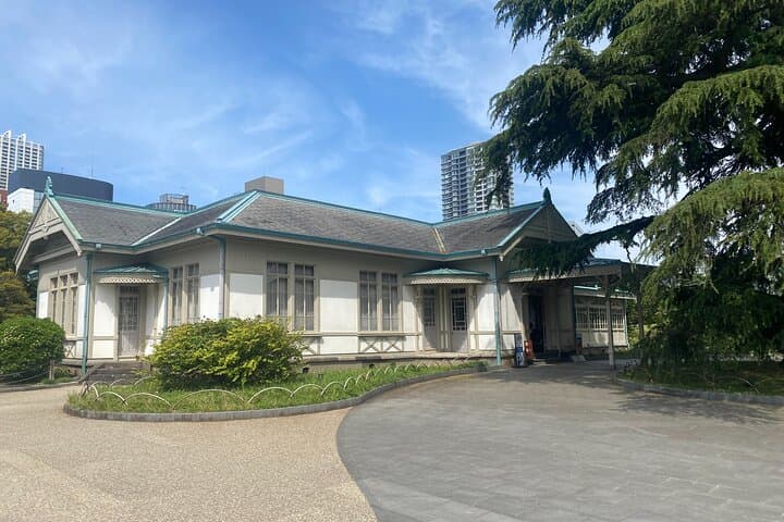 Discover the History of Shinjuku Gyoen – Private Walking Tour