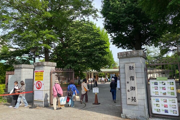 Discover the History of Shinjuku Gyoen – Private Walking Tour